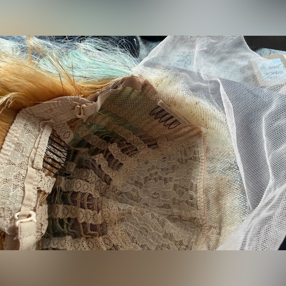 Brand new synthetic wig with tinsel. 13 x 1 parting space. 22 inches - Picture 11 of 14